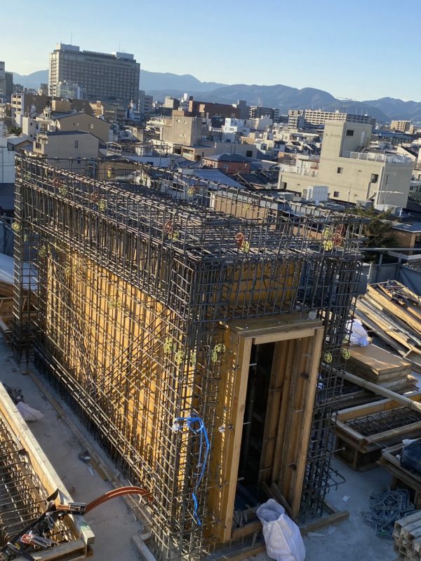 京都東山区にてホテルの鉄筋工事の続きで、今回は塔屋（ペントハウス）の鉄筋工事です。